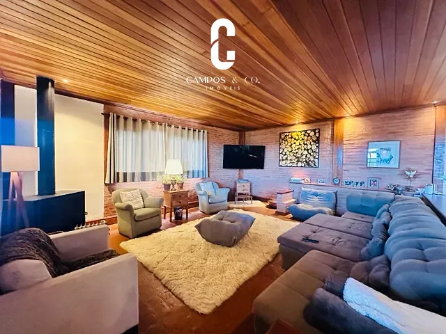 Casa com 1350m² 6 quartos e 6 banheiros, à venda, no bairro Atalaia em Campos do Jordão