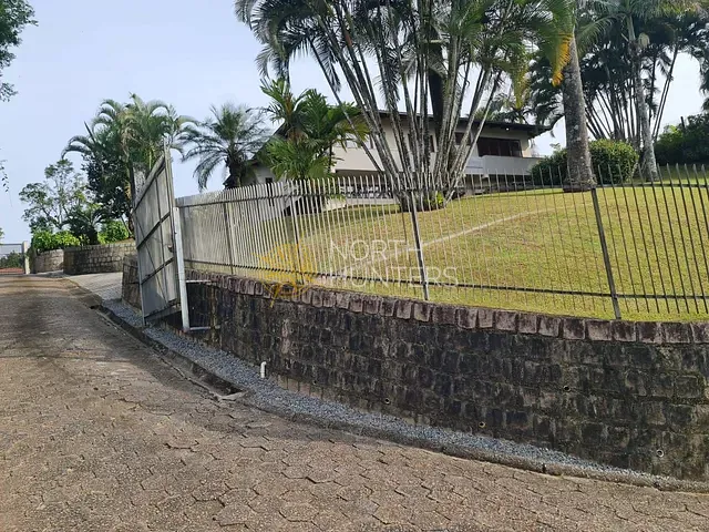 Casa com 250m² 4 quartos e 3 banheiros, à venda, no bairro Glória em Joinville