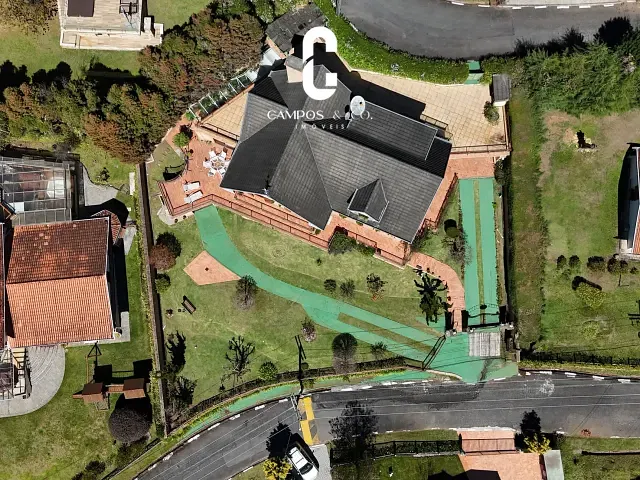 Casa com 1200m² 5 quartos e 9 banheiros, à venda, no bairro Véu da Noiva em Campos do Jordão
