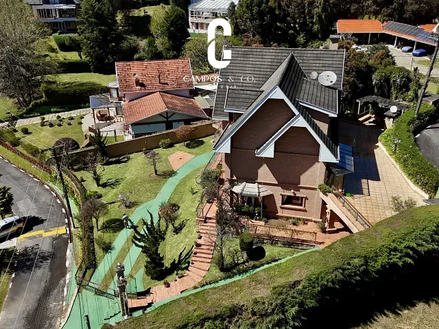 Casa com 1200m² 5 quartos e 9 banheiros, à venda, no bairro Véu da Noiva em Campos do Jordão