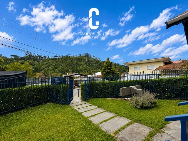 Casa com 250m², para alugar, no bairro Abernéssia em Campos do Jordão