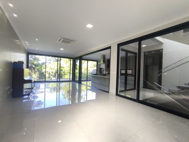 Casa com 420m² 4 quartos e 5 banheiros, para alugar, no bairro Vivendas do Arvoredo em Londrina