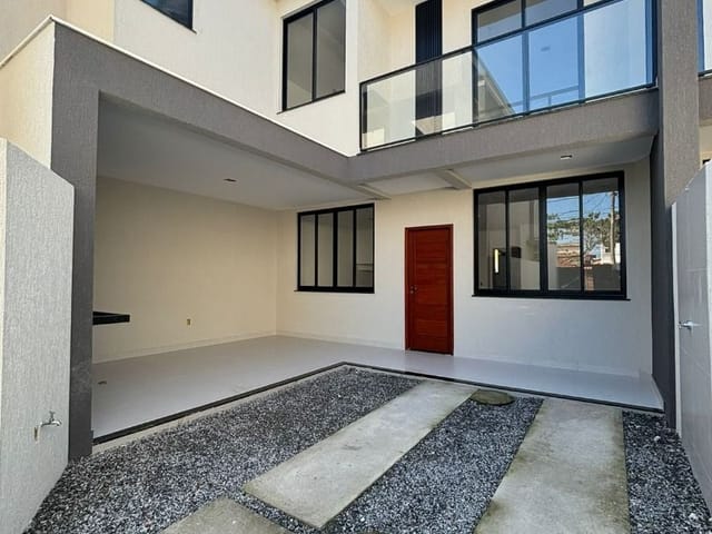 Casa com 110m² 3 quartos e 4 banheiros, à venda, no bairro Ouro Verde em Rio das Ostras