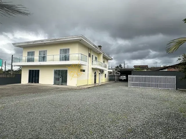 Casa com 400m² 8 quartos e 4 banheiros, à venda, no bairro Centro em Araquari
