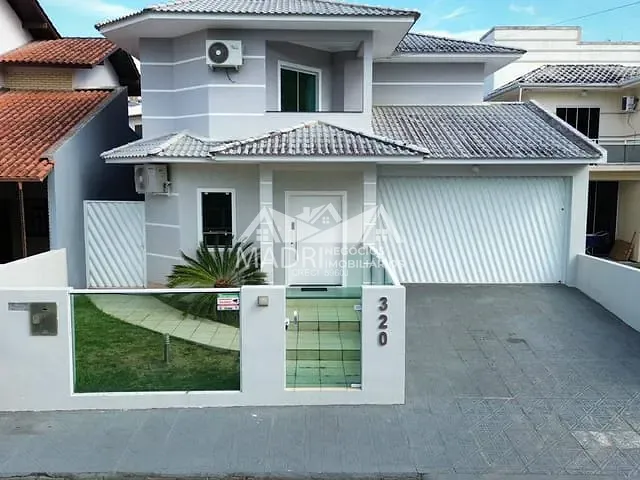 Casa com 400m² 3 quartos e 5 banheiros, para alugar, no bairro Pedra Branca em Palhoça