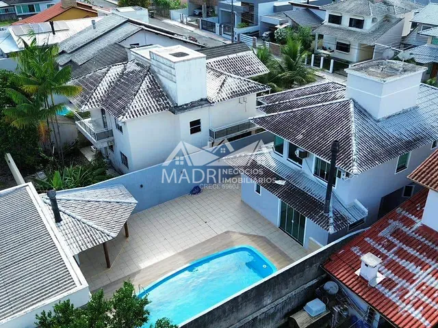 Casa com 400m² 3 quartos e 5 banheiros, para alugar, no bairro Pedra Branca em Palhoça