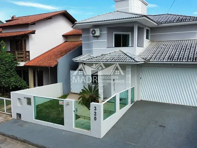 Casa com 400m² 3 quartos e 5 banheiros, para alugar, no bairro Pedra Branca em Palhoça