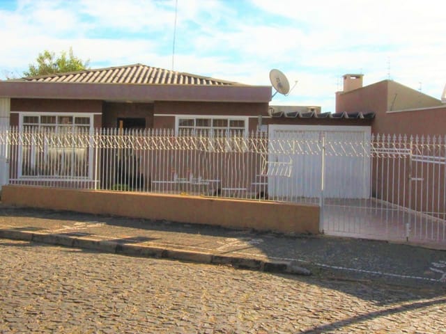 Casa 3 quartos e 2 banheiros, à venda, no bairro Orfãs em Ponta Grossa