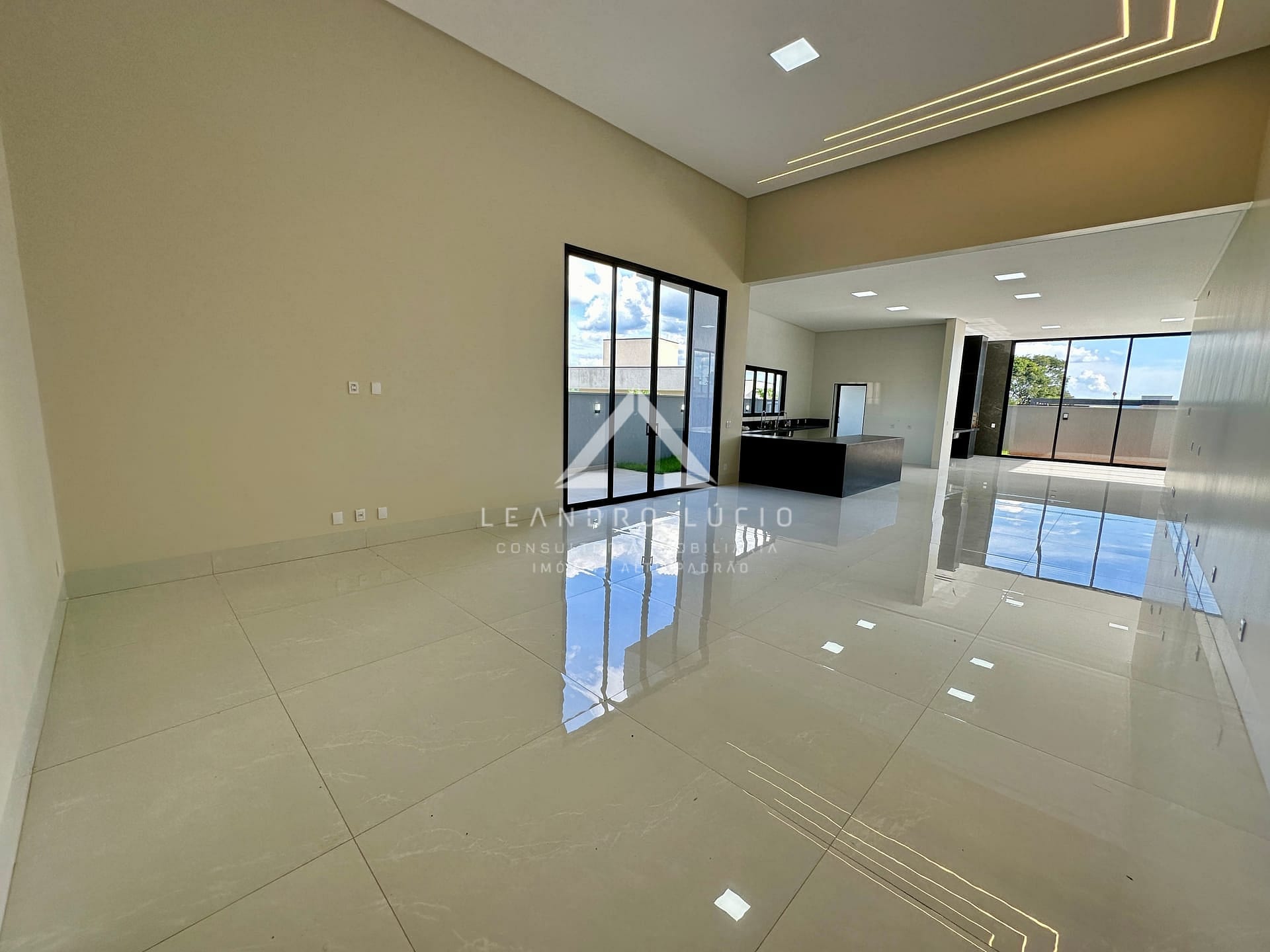 Casa à venda com 4 quartos, 333m² - Foto 3