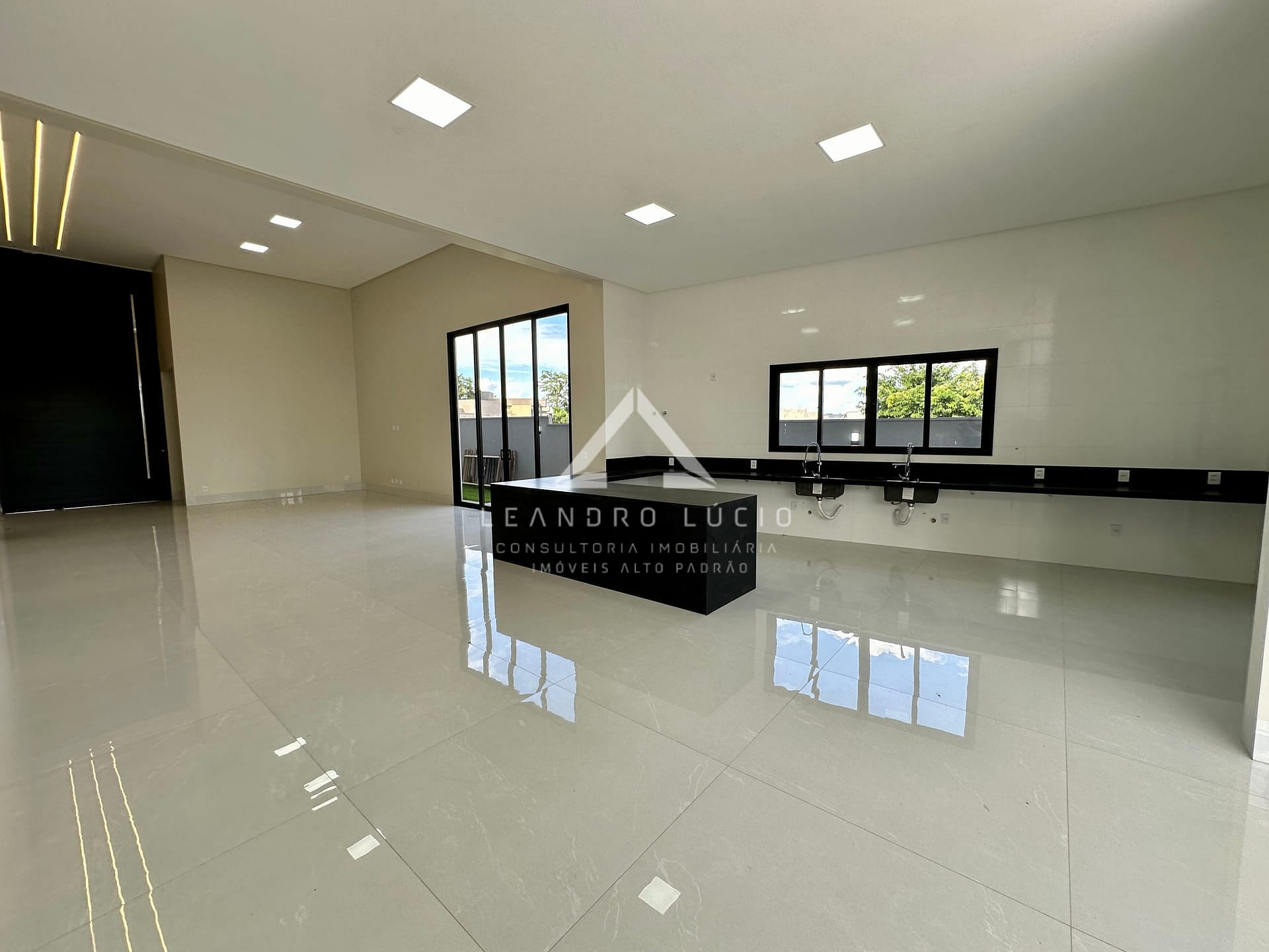 Casa à venda com 4 quartos, 333m² - Foto 8
