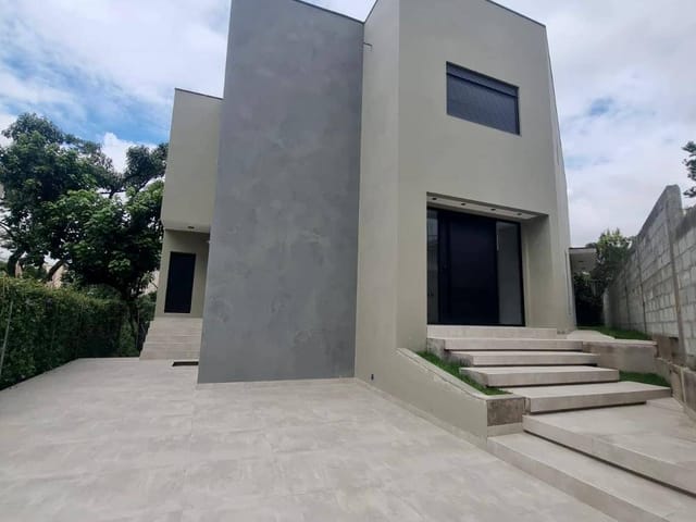 Casa com 323m² 4 quartos e 5 banheiros, à venda ou para alugar, no bairro Bosque do Vianna em Cotia