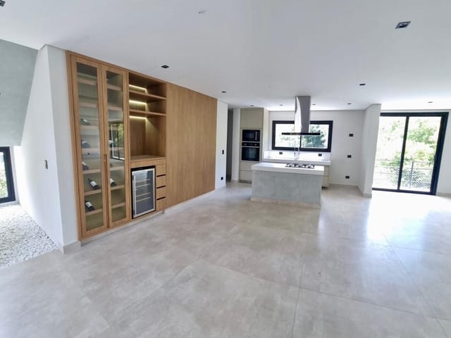 Casa com 323m² 4 quartos e 5 banheiros, à venda ou para alugar, no bairro Bosque do Vianna em Cotia