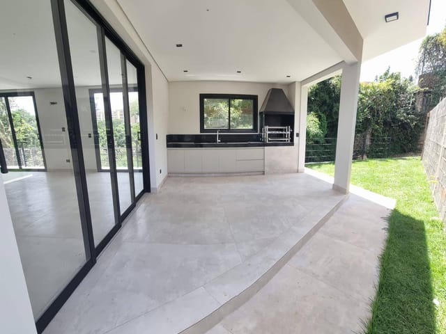 Casa com 323m² 4 quartos e 5 banheiros, à venda ou para alugar, no bairro Bosque do Vianna em Cotia