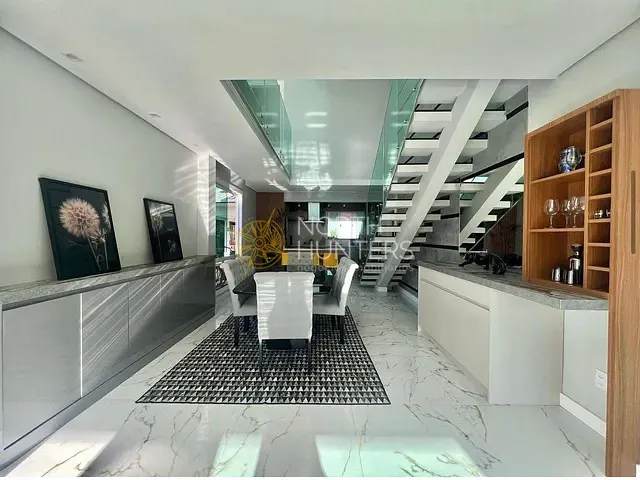 Casa com 360m² 3 quartos e 4 banheiros, à venda, no bairro Iririú em Joinville