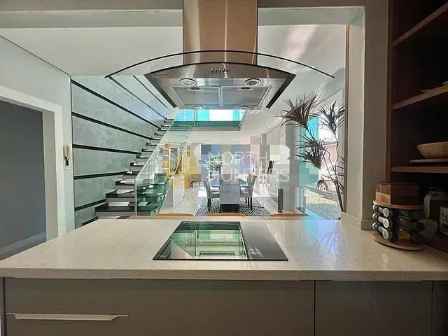 Casa com 360m² 3 quartos e 4 banheiros, à venda, no bairro Iririú em Joinville