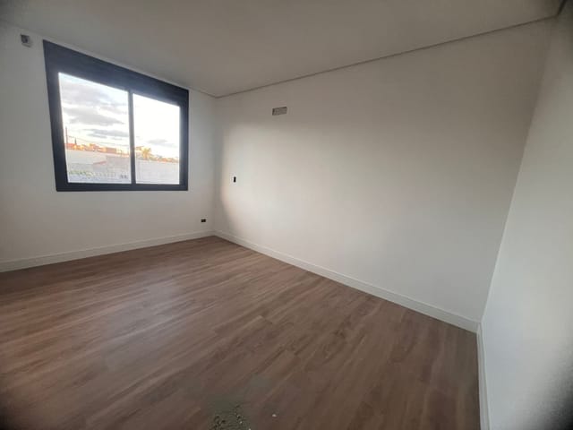 Casa com 180m² 3 quartos e 4 banheiros, à venda, no bairro Jardim Burle Marx em Londrina