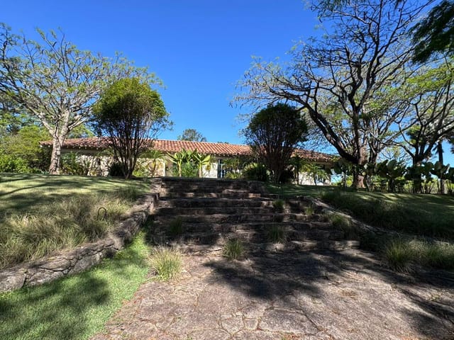 Casa com 3200m² 5 quartos e 8 banheiros, à venda ou para alugar, no bairro Condomínio Quinta da Baroneza II em Bragança Paulista