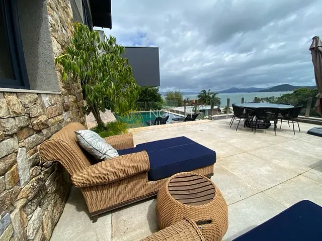 Casa 4 quartos e 5 banheiros, à venda ou para alugar, no bairro Cacupé em Florianópolis