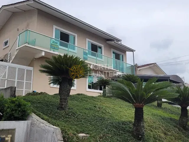 Casa com 220m² 6 quartos e 4 banheiros, à venda, no bairro Petrópolis em Joinville