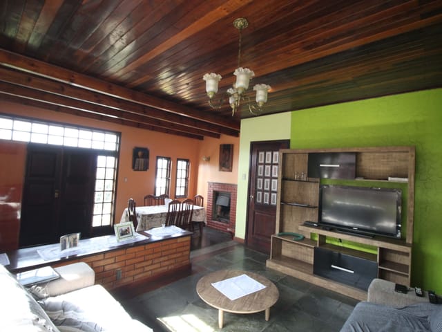 Casa com 500m² 4 quartos e 4 banheiros, à venda, no bairro Oficinas em Ponta Grossa