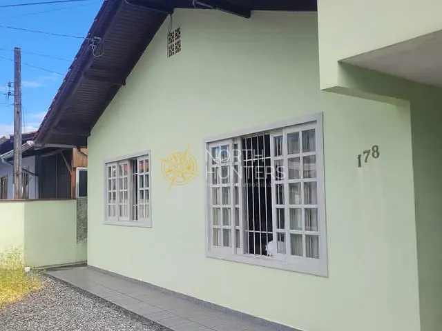 Casa com 160m² 4 quartos e 3 banheiros, à venda, no bairro Nova Brasília em Joinville