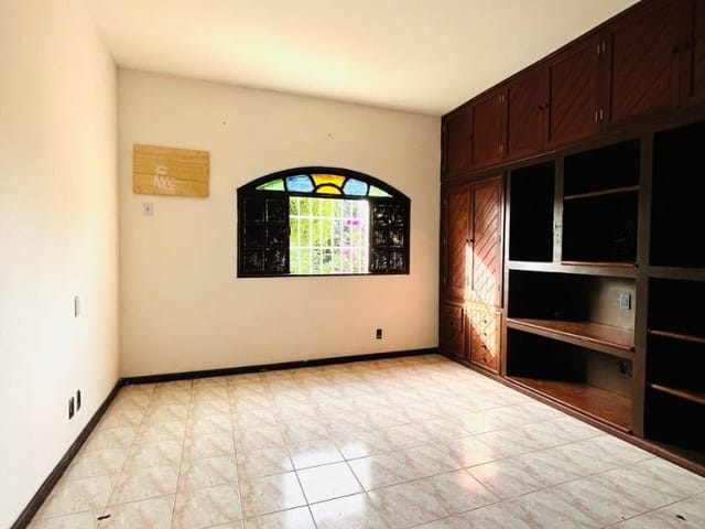 Casa com 518m² 5 quartos e 2 banheiros, para alugar, no bairro Cajueiros em Macaé