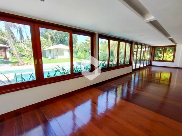 Casa com 1800m² 6 quartos e 8 banheiros, à venda, no bairro Barra da Tijuca em Rio de Janeiro