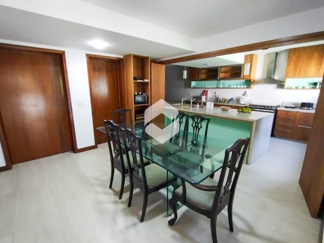Casa com 1800m² 6 quartos e 8 banheiros, à venda, no bairro Barra da Tijuca em Rio de Janeiro