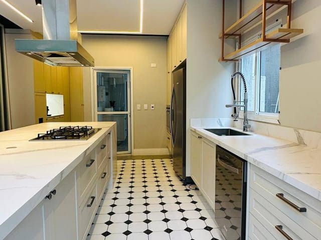 Casa 3 quartos e 5 banheiros, para alugar, no bairro Royal Park Residence em Londrina