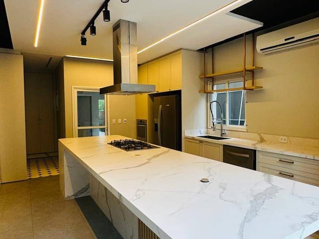 Casa 3 quartos e 5 banheiros, para alugar, no bairro Royal Park Residence em Londrina
