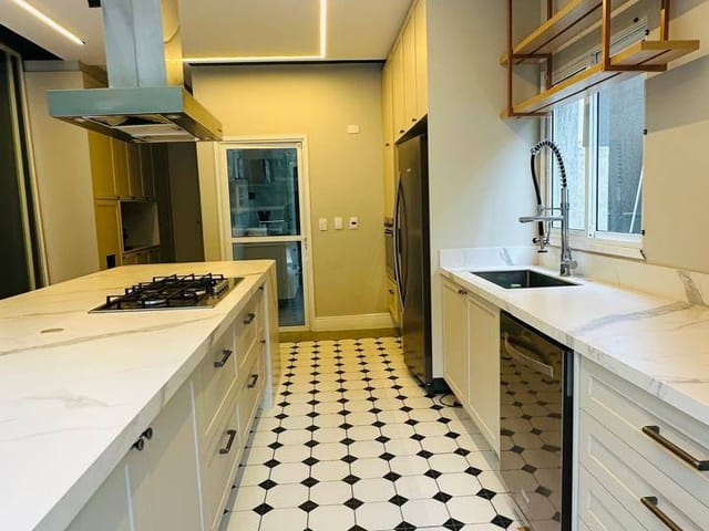 Casa 3 quartos e 5 banheiros, para alugar, no bairro Royal Park Residence em Londrina