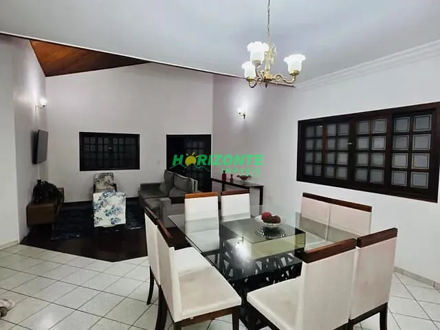 Casa com 360m² 4 quartos e 2 banheiros, para alugar, no bairro Jardim das Colinas em São José dos Campos