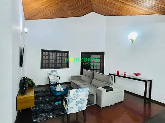 Casa com 360m² 4 quartos e 2 banheiros, para alugar, no bairro Jardim das Colinas em São José dos Campos