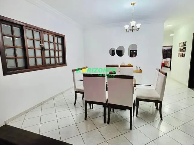 Casa com 360m² 4 quartos e 2 banheiros, para alugar, no bairro Jardim das Colinas em São José dos Campos