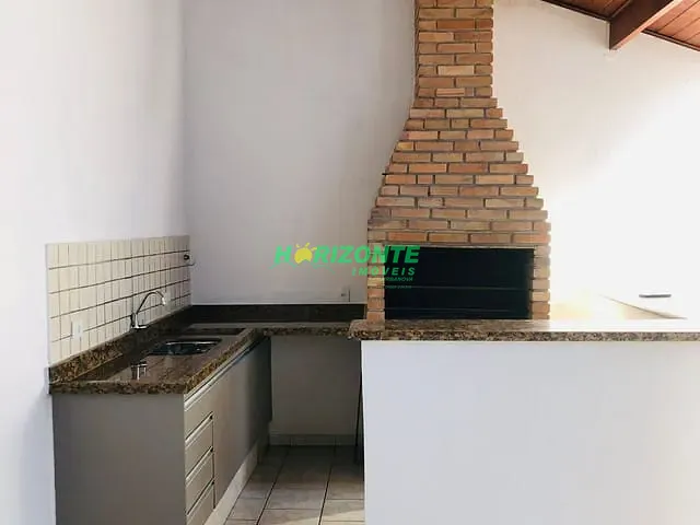 Casa com 360m² 4 quartos e 2 banheiros, para alugar, no bairro Jardim das Colinas em São José dos Campos