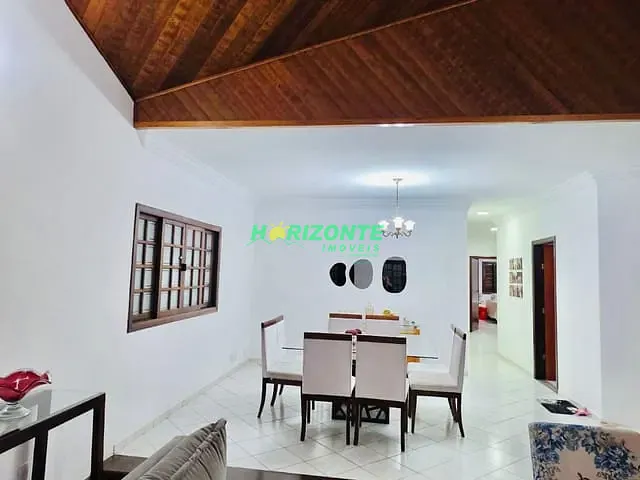 Casa com 360m² 4 quartos e 2 banheiros, para alugar, no bairro Jardim das Colinas em São José dos Campos
