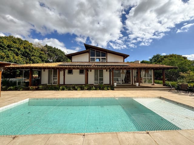 Casa com 2706m² 3 quartos e 5 banheiros, à venda ou para alugar, no bairro Vila Velha em Santana de Parnaíba