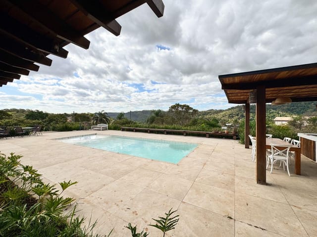 Casa com 2706m² 3 quartos e 5 banheiros, à venda ou para alugar, no bairro Vila Velha em Santana de Parnaíba