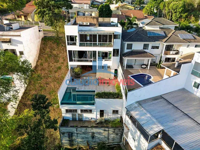 Casa 3 quartos e 6 banheiros, à venda, no bairro Jardim Amália em Volta Redonda