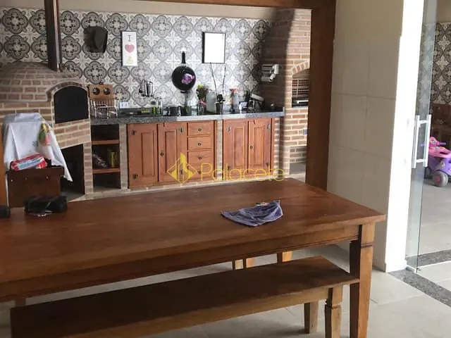 Casa 3 quartos e 5 banheiros, à venda, no bairro Santana em Pindamonhangaba