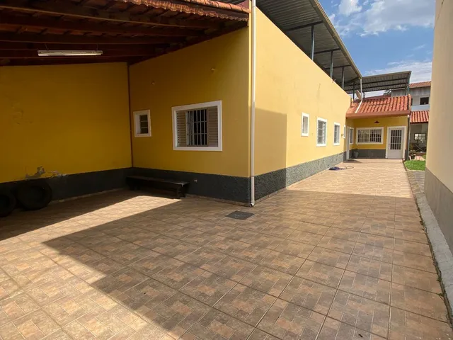 Casa 3 quartos e 2 banheiros, para alugar, no bairro Centro em Extrema