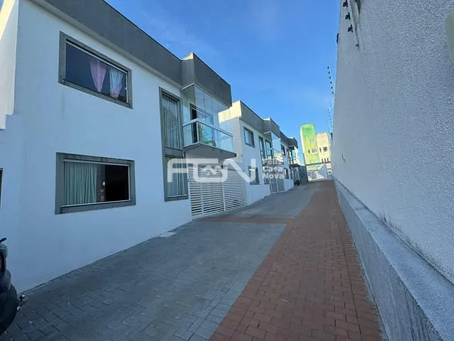 Casa 3 quartos e 4 banheiros, à venda, no bairro Buraquinho em Lauro de Freitas