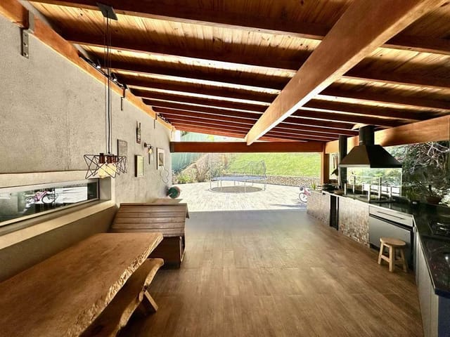Casa com 1275m² 4 quartos e 5 banheiros, à venda, no bairro Chácara dos Junqueiras em Carapicuíba
