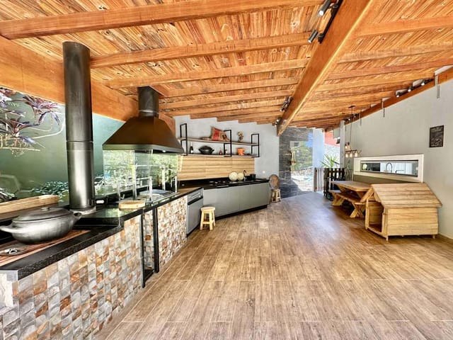 Casa com 1275m² 4 quartos e 5 banheiros, à venda, no bairro Chácara dos Junqueiras em Carapicuíba