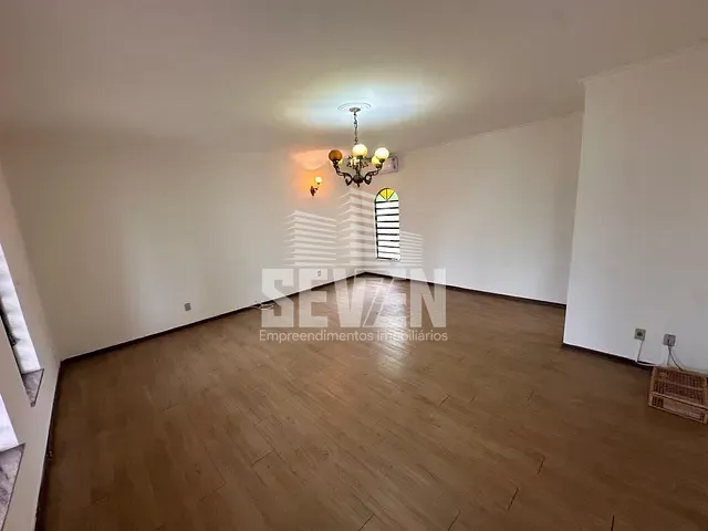 Casa com 300m² 3 quartos e 3 banheiros, para alugar, no bairro Vila Aeroporto Bauru em Bauru