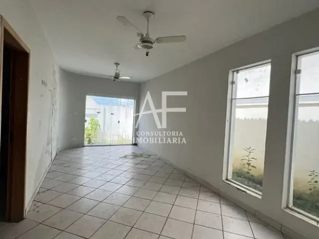 Casa com 250m² 3 quartos e 2 banheiros, à venda ou para alugar, no bairro Jardim Santa Clara em Taubaté