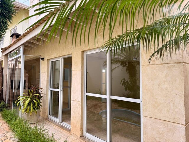 Casa com 260m² 4 quartos e 4 banheiros, à venda ou para alugar, no bairro Jardim Passárgada I em Cotia