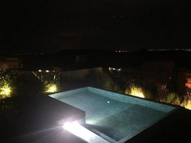 Casa com 900m² 5 quartos e 4 banheiros, à venda, no bairro Condomínio Reserva do Paratehy em São José dos Campos