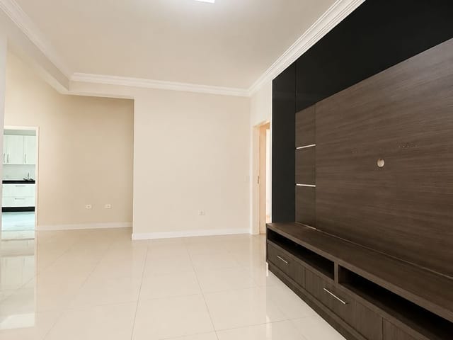 Casa 3 quartos e 5 banheiros, para alugar, no bairro Esperança em Londrina