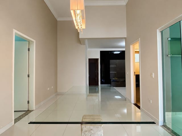 Casa 3 quartos e 5 banheiros, para alugar, no bairro Esperança em Londrina
